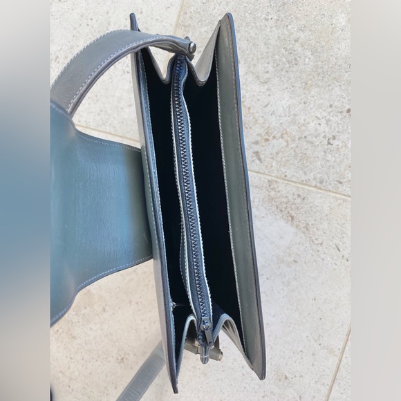 Vintage 1970s Gray Gucci Shoulder Bag with G Clasp and Suede Details - Picture 7 of 16